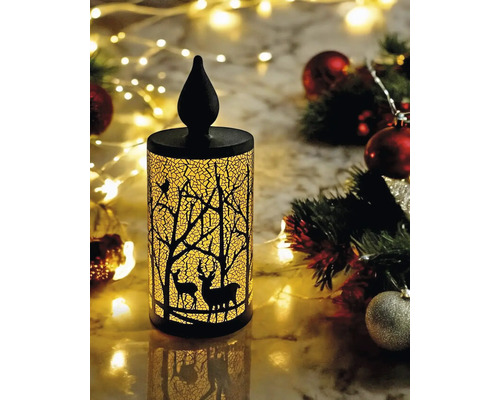 Bougie LED avec motif de forêt et cerfs, lumière chaude dans un décor de Noël festif.
