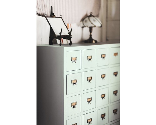 Kommode mit mehreren Schubladen und Beschriftungsfeldern