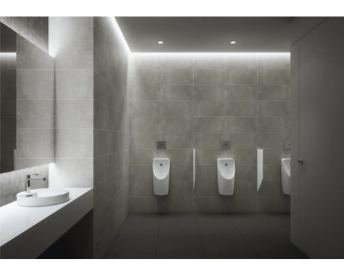 Modernes, helles Badezimmer mit drei Urinalen, Trennwänden, grauen Fliesen und einem Aufsatzwaschbecken mit verchromter Armatur.