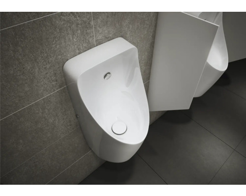 Modernes Badezimmer mit zwei weißen Wand-Urinalen aus Keramik, einer weißen Trennwand und grauen Wandfliesen.