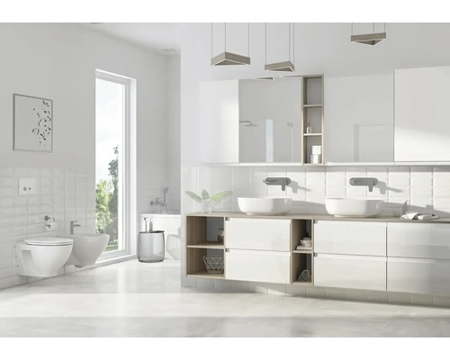 Salle de bain moderne lumineuse avec double vasque, vasques à poser, grande armoire de toilette, WC suspendu et bidet.