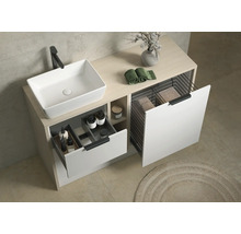 Meuble sous-vasque moderne en aspect bois avec vasque à poser blanche, tiroir pour accessoires et panier à linge intégré.