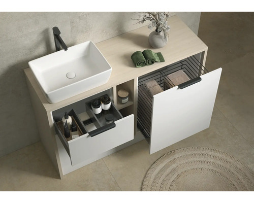 Meuble sous-vasque moderne en aspect bois avec vasque à poser blanche, tiroir pour accessoires et panier à linge intégré.
