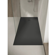 Receveur de douche rectangulaire plat de couleur anthracite avec une grille carrée, installé dans une douche moderne avec paroi en verre.