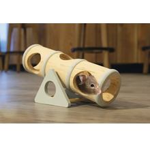 Jouet à bascule pour hamster en bois avec tunnel, ouvertures rondes et un hamster.