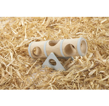 Tunnel à bascule en bois pour petits animaux avec plusieurs ouvertures rondes sur de la litière.