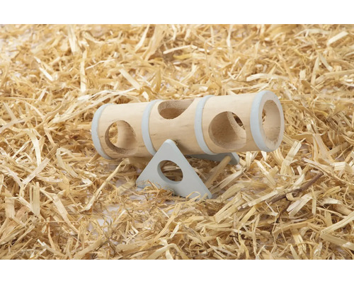 Tunnel à bascule en bois pour petits animaux avec plusieurs ouvertures rondes sur de la litière.
