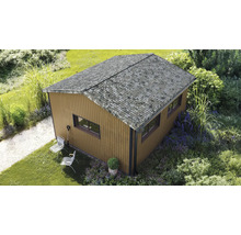 Gartenhaus aus Holz mit Satteldach und Fenstern in einem bepflanzten Garten mit Sitzgelegenheit.