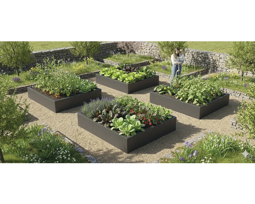 Vier moderne, anthrazitfarbene Hochbeete aus Metall in einem Garten mit Kieswegen, bepflanzt mit Gemüse und Kräutern.