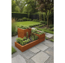 Jardin moderne avec des jardinières surélevées modulaires en acier corten sur gravier et dalles, plantées de diverses herbes.
