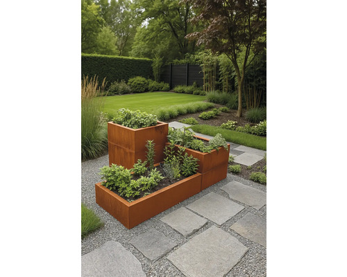 Jardin moderne avec des jardinières surélevées modulaires en acier corten sur gravier et dalles, plantées de diverses herbes.