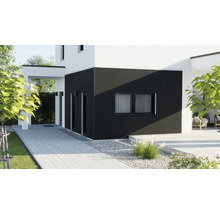 Modernes Wohnhaus mit schwarzer Lamellenfassade, hellen Außenwänden, gepflastertem Weg und gepflegtem Garten.