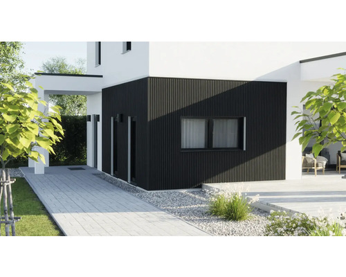 Modernes Wohnhaus mit schwarzer Lamellenfassade, hellen Außenwänden, gepflastertem Weg und gepflegtem Garten.