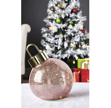 Boule de Noël LED avec effet craquelé et capuchon doré devant un sapin de Noël décoré avec des cadeaux.