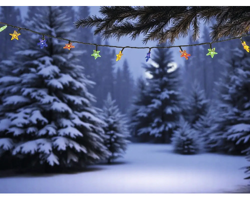 LED-Lichterkette mit bunten Sternen in einer winterlichen Waldlandschaft mit verschneiten Tannen.