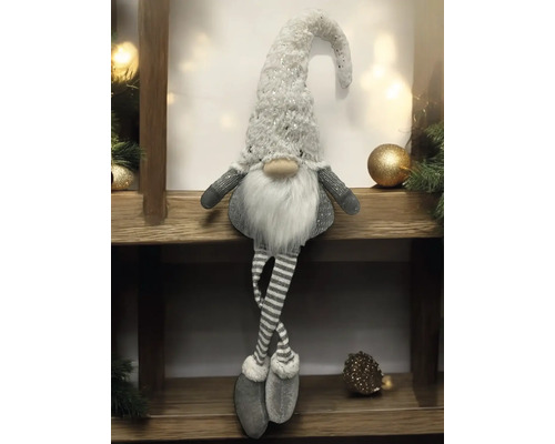 Weihnachtswichtel als Kantenhocker mit weißer Mütze, weißem Bart und grau-weiß gestreiften Beinen.
