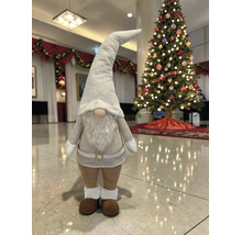 Weihnachtsgnom Dekofigur mit spitzem Hut und langem Bart in einem hellen Raum mit geschmücktem Weihnachtsbaum.