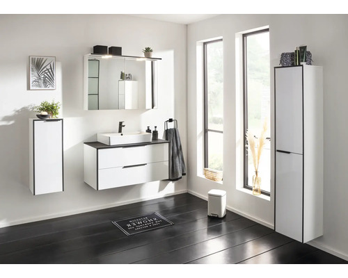 Salle de bains moderne avec meuble sous lavabo suspendu, vasque à poser et armoire de toilette. Design clair et mobilier organisé.