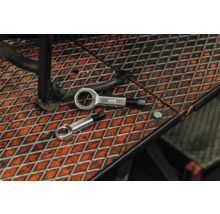 Zwei Mutternsprenger aus Stahl auf einer Metallfläche mit WGB Logo.