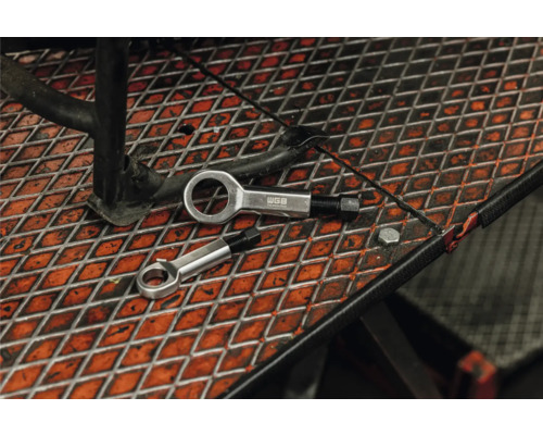 Zwei Mutternsprenger aus Stahl auf einer Metallfläche mit WGB Logo.