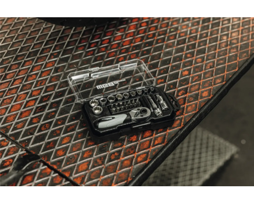 Jeu de douilles avec cliquet et embouts dans un petit coffret en plastique sur une grille métallique.