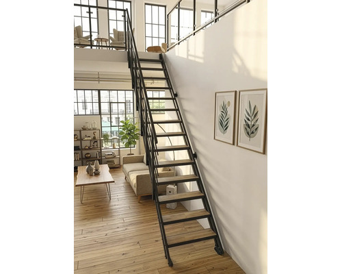 Moderne geradläufige Treppe mit schwarzem Metallrahmen und Holzstufen in einem hellen Wohnzimmer mit Parkettboden.