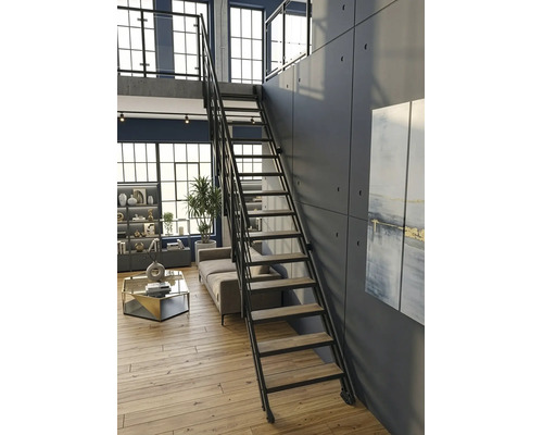 Modernes Wohnzimmer im Industriestil mit einer Treppe aus Metall und Holzstufen, die zu einer Empore führt.