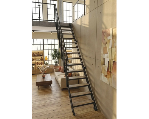 Moderne Loft-Treppe aus Metall mit Holzstufen in einem hellen Wohnzimmer mit industriellem Design und großen Fenstern.