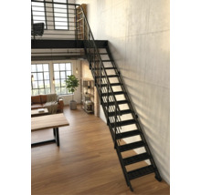 Moderner Industrie-Loft mit schwarzer Metalltreppe, Holzfußboden und Sichtbetonwand in einem hellen, großzügigen Wohnbereich.