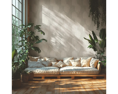 Helles Wohnzimmer mit Vliestapete im Palmblattmuster, niedrigem Holzsofa mit Kissen, Zimmerpflanzen und Sonnenlicht auf dem Holzboden.
