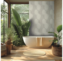 Modernes helles Badezimmer mit freistehender Badewanne, Vliestapete mit tropischem Blattmuster, großen Zimmerpflanzen und Bodenfliesen.