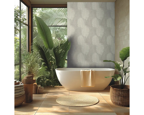 Modernes helles Badezimmer mit freistehender Badewanne, Vliestapete mit tropischem Blattmuster, großen Zimmerpflanzen und Bodenfliesen.