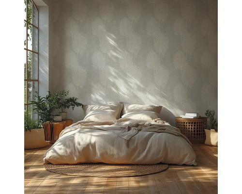 Helles Schlafzimmer mit Palmenblatt-Tapete, Holzboden, Bett mit Leinenbettwäsche, rundem Jute-Teppich und Zimmerpflanzen bei Sonnenlicht.