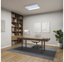 Modernes Heimbüro mit rechteckigem LED Panel an der Decke, Holzschreibtisch und Bücherregal, helle und organisierte Atmosphäre.