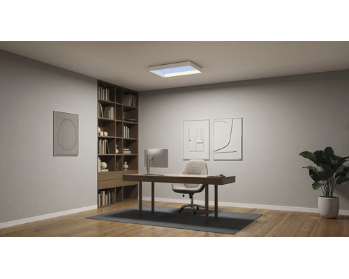 Modernes Arbeitszimmer mit rechteckiger LED-Deckenleuchte, Holzschreibtisch, Bürostuhl, grossem Bücherregal und Parkettboden.