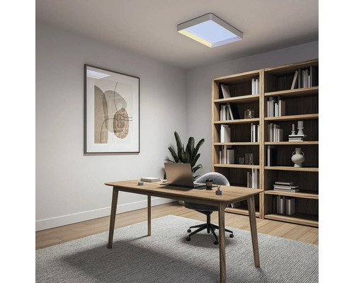 Helles Homeoffice mit Holzschreibtisch, Bürostuhl, grossem Holzregal und quadratischer Deckenleuchte.