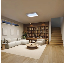 Modernes Wohnzimmer mit LED-Deckenpaneel, modularem Sofa, großem Holzregal und hellem Holzfußboden.