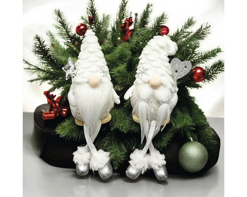 Zwei dekorative Weihnachtsgnome mit weißen Bärten und hängenden Beinen vor Tannenzweigen mit rotem Weihnachtsschmuck.