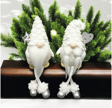 Weiße Weihnachtswichtel Kantenhocker im Zweier-Set mit spitzen Mützen, langen Bärten, Schlenkerbeinen und silbernen Schuhen vor Tannenzweigen.