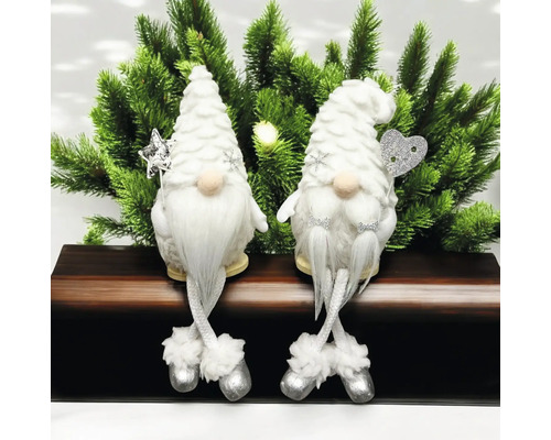 Weiße Weihnachtswichtel Kantenhocker im Zweier-Set mit spitzen Mützen, langen Bärten, Schlenkerbeinen und silbernen Schuhen vor Tannenzweigen.