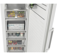 Congélateur blanc ouvert avec plusieurs tiroirs transparents remplis de produits surgelés et de boîtes de pizza.