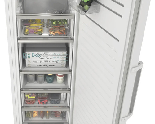 Congélateur blanc ouvert avec plusieurs tiroirs transparents remplis de produits surgelés et de boîtes de pizza.
