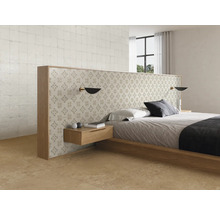 Modernes, helles Schlafzimmer mit Holzbett, Trennwand mit gemusterten Fliesen, schwebendem Nachttisch und Fliesenboden.