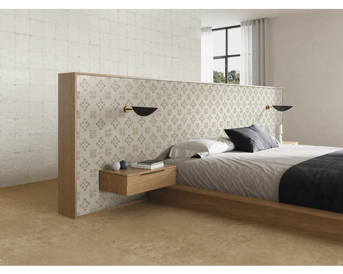 Modernes Schlafzimmer mit Holzbett, gemustertem Fliesenkopfteil, schwebenden Nachttischen und Bodenfliesen in Steinoptik.