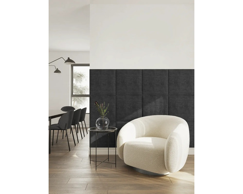 Salon moderne avec panneaux muraux carrés gris foncé, un fauteuil bouclé crème et une table d appoint noire sur un sol en bois.