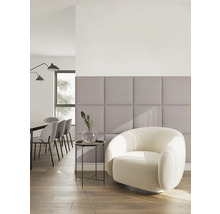Espace de vie moderne avec panneaux muraux rembourrés lilas, fauteuil blanc en bouclé et coin repas dans une atmosphère lumineuse.