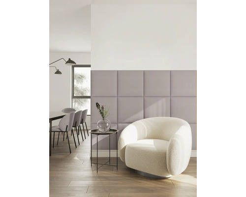 Espace de vie moderne avec panneaux muraux rembourrés lilas, fauteuil blanc en bouclé et coin repas dans une atmosphère lumineuse.