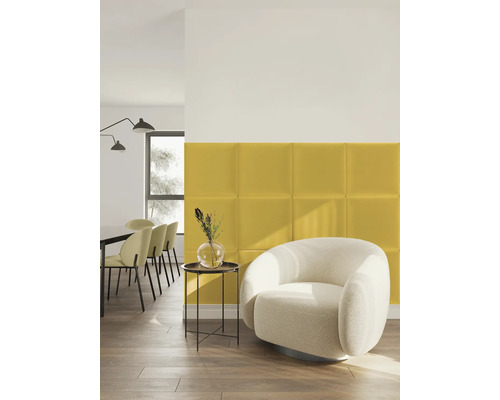 Modernes Wohnzimmer mit gelben Wandpaneelen, einem weißen runden Sessel und einem kleinen schwarzen Beistelltisch.