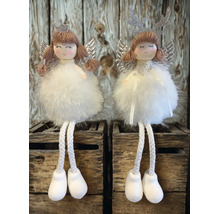 Zwei Deko-Figuren als Engel mit Plüschkörper, Glitzerflügeln und Seilbeinen sitzend auf Holzkisten.