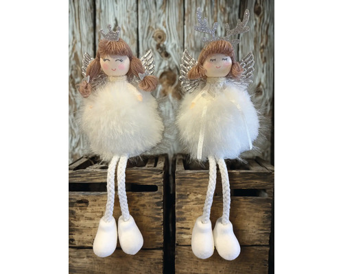 Zwei Deko-Figuren als Engel mit Plüschkörper, Glitzerflügeln und Seilbeinen sitzend auf Holzkisten.